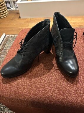 Naot Black Lace-Up Ankle Booties with Subtle Stitch Detail Size 9/9 1/2 - 40